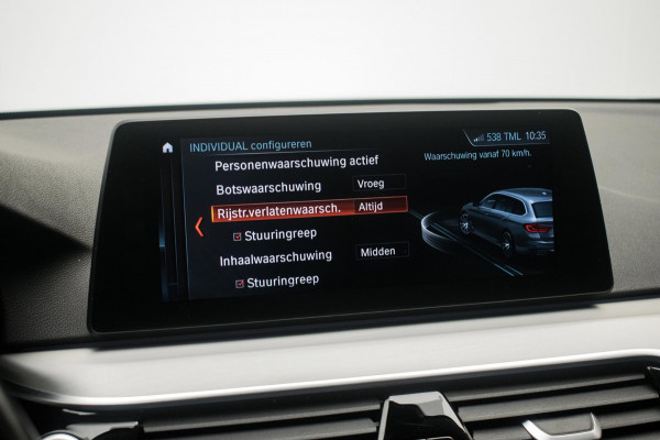 BMW 5 Serie Touring 520i High Executive Luxury Line NL-auto [ Adaptive Cruise Panoramadak Harman/Kardon El. Trekhaak 360 Camera ]