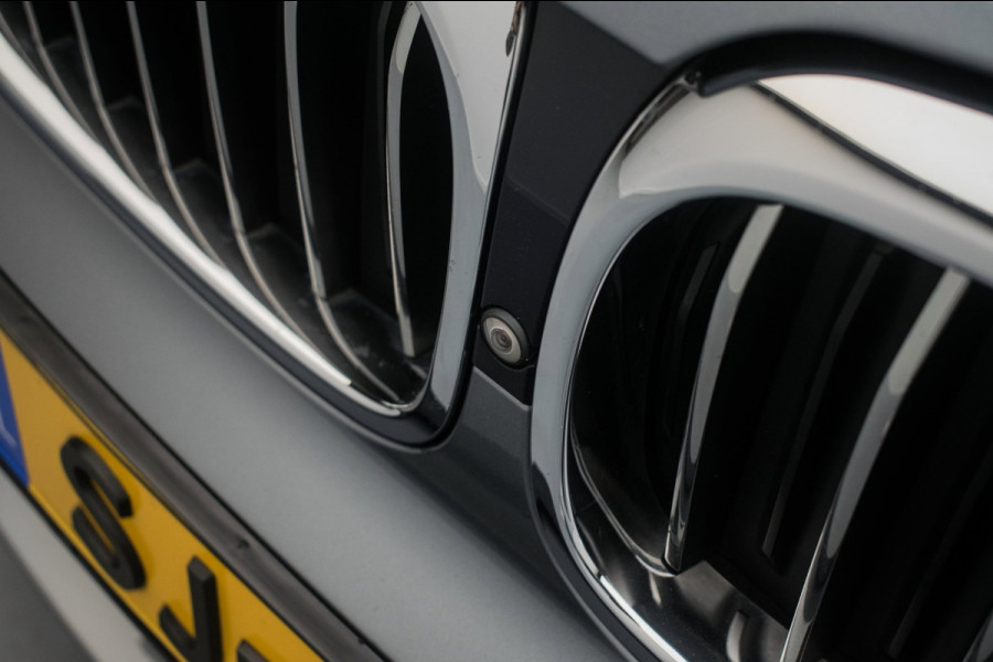 BMW 5 Serie Touring 520i High Executive Luxury Line NL-auto [ Adaptive Cruise Panoramadak Harman/Kardon El. Trekhaak 360 Camera ]