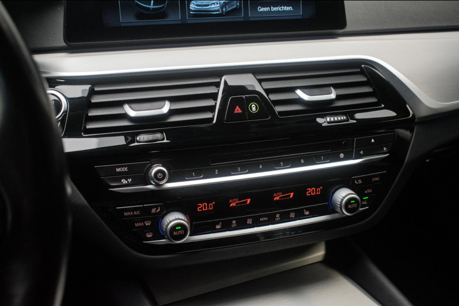 BMW 5 Serie Touring 520i High Executive Luxury Line NL-auto [ Adaptive Cruise Panoramadak Harman/Kardon El. Trekhaak 360 Camera ]