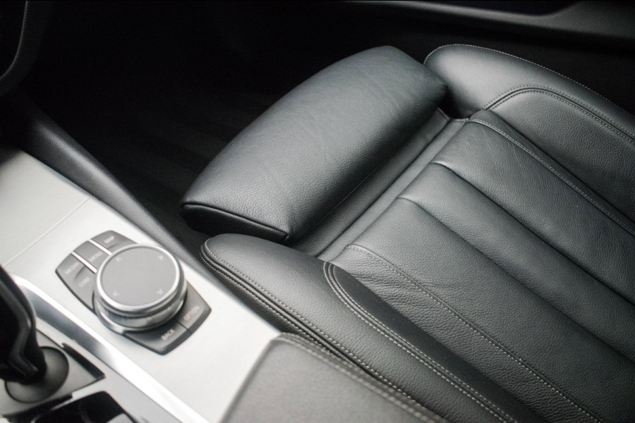 BMW 5 Serie Touring 520i High Executive Luxury Line NL-auto [ Adaptive Cruise Panoramadak Harman/Kardon El. Trekhaak 360 Camera ]