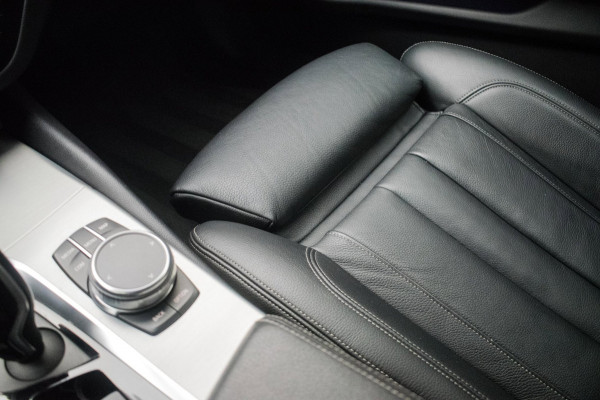 BMW 5 Serie Touring 520i High Executive Luxury Line NL-auto [ Adaptive Cruise Panoramadak Harman/Kardon El. Trekhaak 360 Camera ]