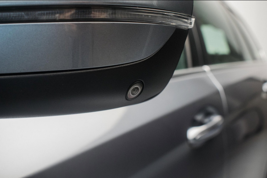 BMW 5 Serie Touring 520i High Executive Luxury Line NL-auto [ Adaptive Cruise Panoramadak Harman/Kardon El. Trekhaak 360 Camera ]