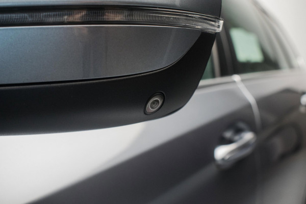 BMW 5 Serie Touring 520i High Executive Luxury Line NL-auto [ Adaptive Cruise Panoramadak Harman/Kardon El. Trekhaak 360 Camera ]