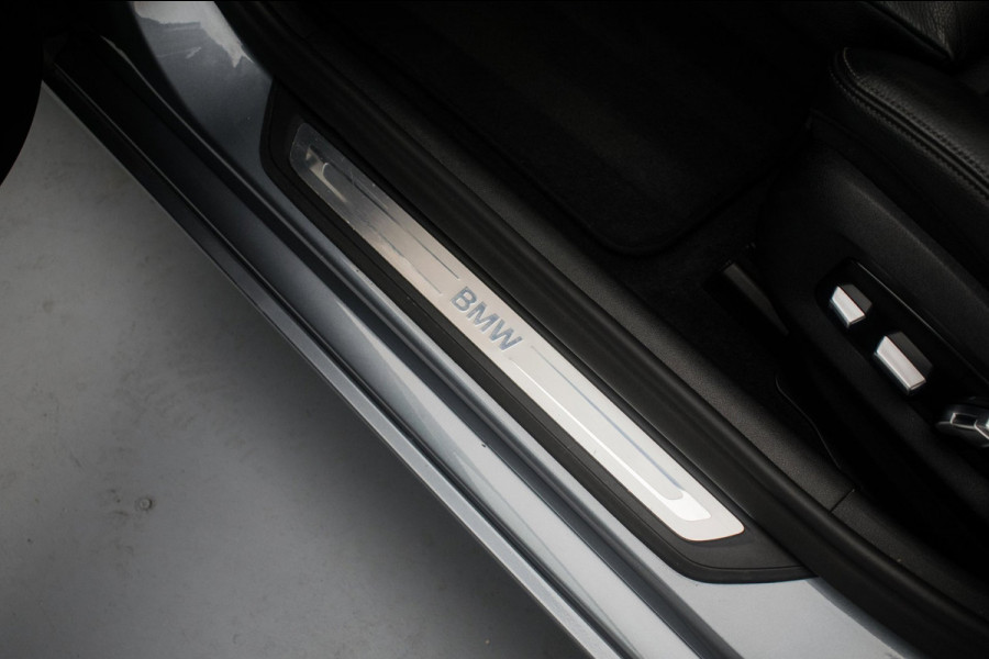 BMW 5 Serie Touring 520i High Executive Luxury Line NL-auto [ Adaptive Cruise Panoramadak Harman/Kardon El. Trekhaak 360 Camera ]