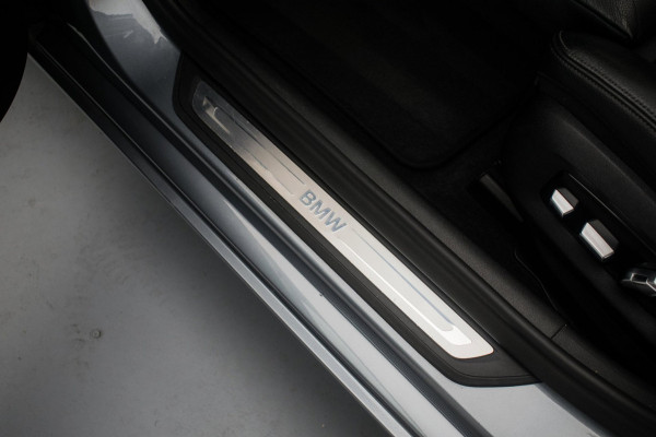 BMW 5 Serie Touring 520i High Executive Luxury Line NL-auto [ Adaptive Cruise Panoramadak Harman/Kardon El. Trekhaak 360 Camera ]