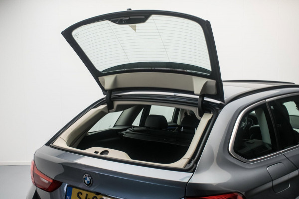 BMW 5 Serie Touring 520i High Executive Luxury Line NL-auto [ Adaptive Cruise Panoramadak Harman/Kardon El. Trekhaak 360 Camera ]
