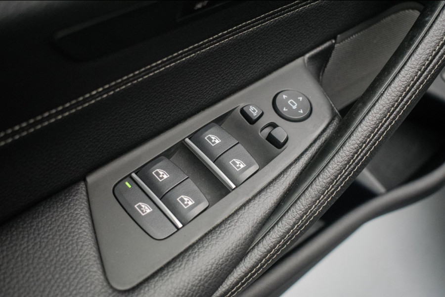 BMW 5 Serie Touring 520i High Executive Luxury Line NL-auto [ Adaptive Cruise Panoramadak Harman/Kardon El. Trekhaak 360 Camera ]