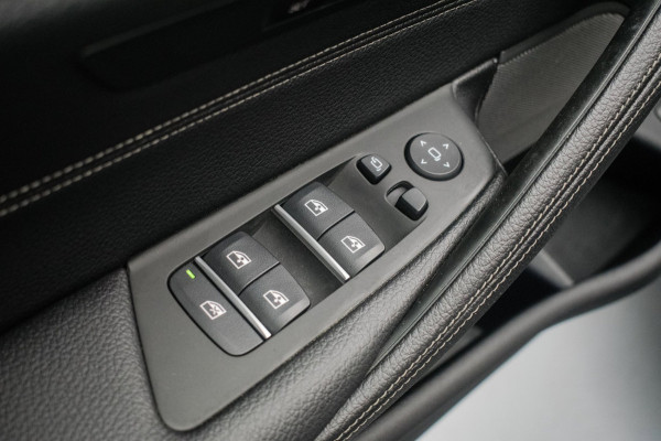 BMW 5 Serie Touring 520i High Executive Luxury Line NL-auto [ Adaptive Cruise Panoramadak Harman/Kardon El. Trekhaak 360 Camera ]