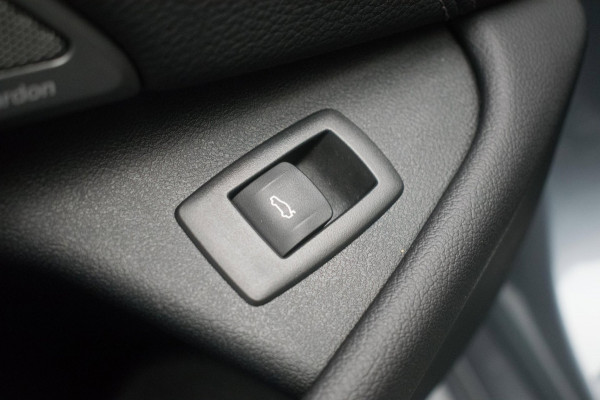 BMW 5 Serie Touring 520i High Executive Luxury Line NL-auto [ Adaptive Cruise Panoramadak Harman/Kardon El. Trekhaak 360 Camera ]