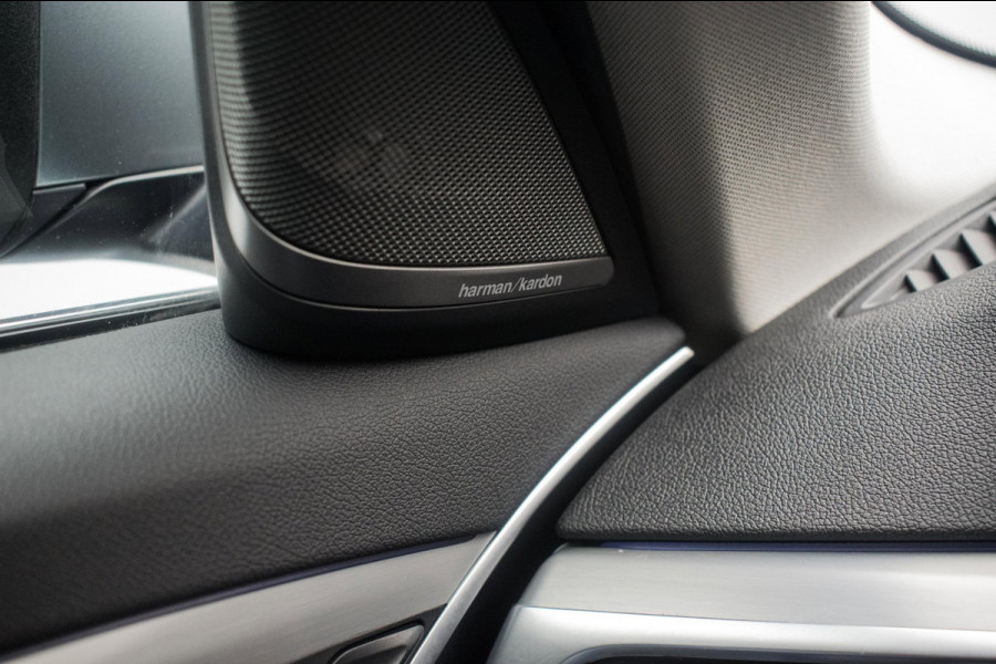 BMW 5 Serie Touring 520i High Executive Luxury Line NL-auto [ Adaptive Cruise Panoramadak Harman/Kardon El. Trekhaak 360 Camera ]