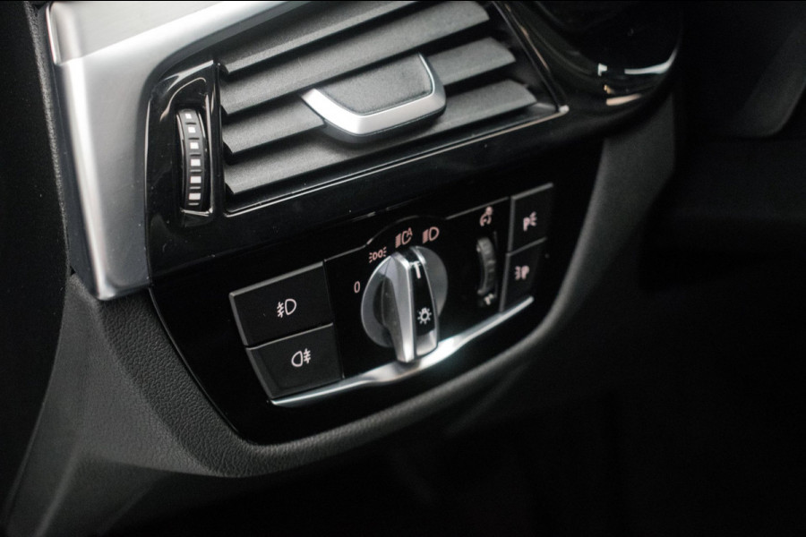 BMW 5 Serie Touring 520i High Executive Luxury Line NL-auto [ Adaptive Cruise Panoramadak Harman/Kardon El. Trekhaak 360 Camera ]