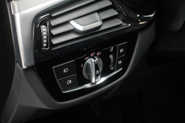 BMW 5 Serie Touring 520i High Executive Luxury Line NL-auto [ Adaptive Cruise Panoramadak Harman/Kardon El. Trekhaak 360 Camera ]