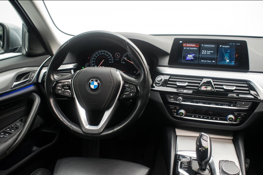 BMW 5 Serie Touring 520i High Executive Luxury Line NL-auto [ Adaptive Cruise Panoramadak Harman/Kardon El. Trekhaak 360 Camera ]