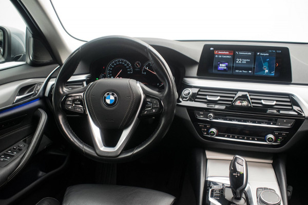 BMW 5 Serie Touring 520i High Executive Luxury Line NL-auto [ Adaptive Cruise Panoramadak Harman/Kardon El. Trekhaak 360 Camera ]