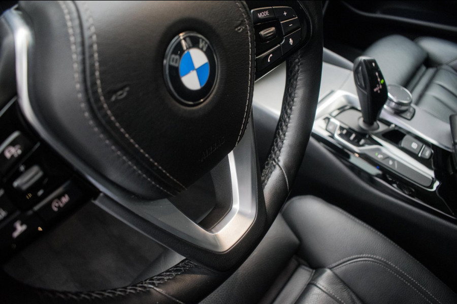BMW 5 Serie Touring 520i High Executive Luxury Line NL-auto [ Adaptive Cruise Panoramadak Harman/Kardon El. Trekhaak 360 Camera ]
