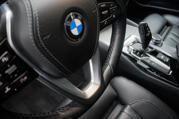 BMW 5 Serie Touring 520i High Executive Luxury Line NL-auto [ Adaptive Cruise Panoramadak Harman/Kardon El. Trekhaak 360 Camera ]