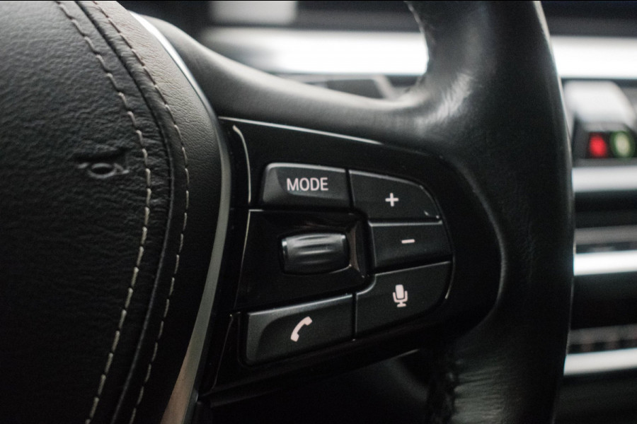 BMW 5 Serie Touring 520i High Executive Luxury Line NL-auto [ Adaptive Cruise Panoramadak Harman/Kardon El. Trekhaak 360 Camera ]