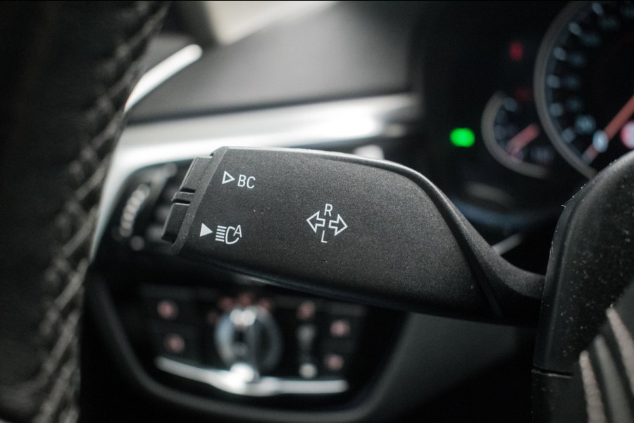 BMW 5 Serie Touring 520i High Executive Luxury Line NL-auto [ Adaptive Cruise Panoramadak Harman/Kardon El. Trekhaak 360 Camera ]