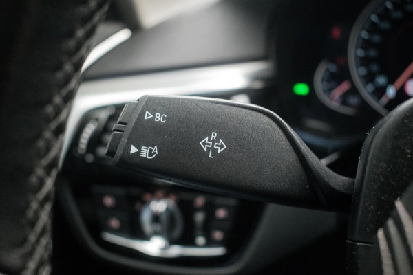 BMW 5 Serie Touring 520i High Executive Luxury Line NL-auto [ Adaptive Cruise Panoramadak Harman/Kardon El. Trekhaak 360 Camera ]