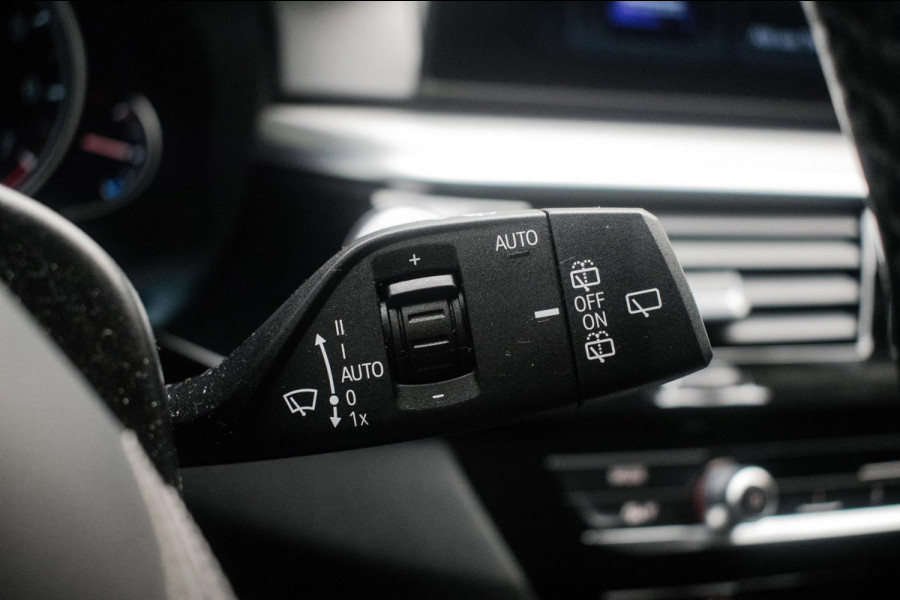 BMW 5 Serie Touring 520i High Executive Luxury Line NL-auto [ Adaptive Cruise Panoramadak Harman/Kardon El. Trekhaak 360 Camera ]