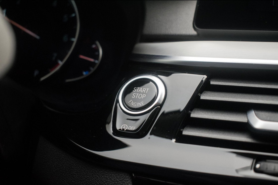BMW 5 Serie Touring 520i High Executive Luxury Line NL-auto [ Adaptive Cruise Panoramadak Harman/Kardon El. Trekhaak 360 Camera ]