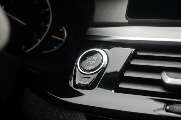 BMW 5 Serie Touring 520i High Executive Luxury Line NL-auto [ Adaptive Cruise Panoramadak Harman/Kardon El. Trekhaak 360 Camera ]