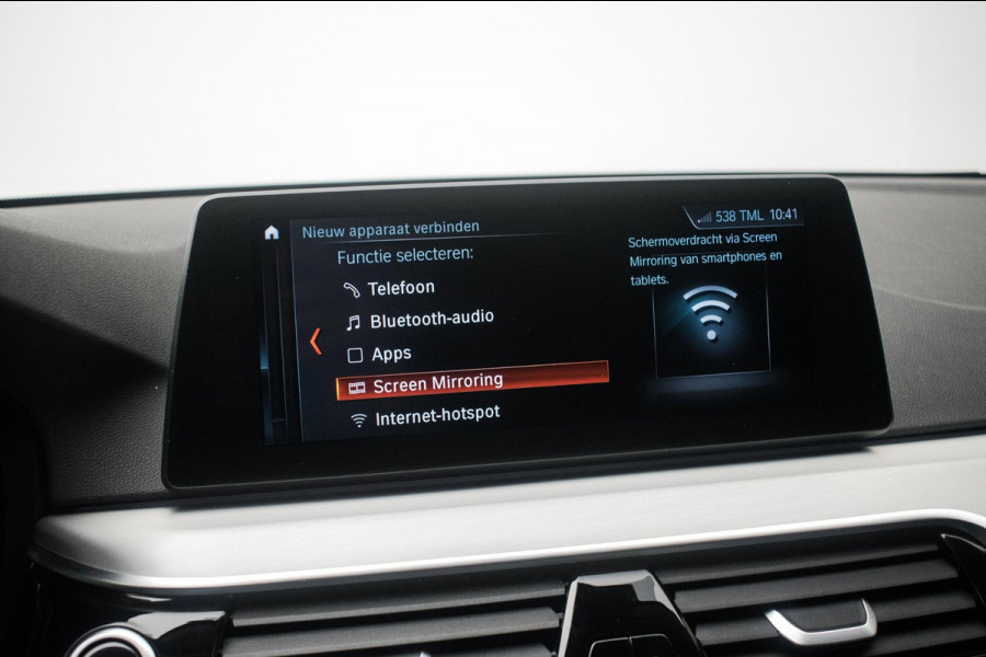 BMW 5 Serie Touring 520i High Executive Luxury Line NL-auto [ Adaptive Cruise Panoramadak Harman/Kardon El. Trekhaak 360 Camera ]