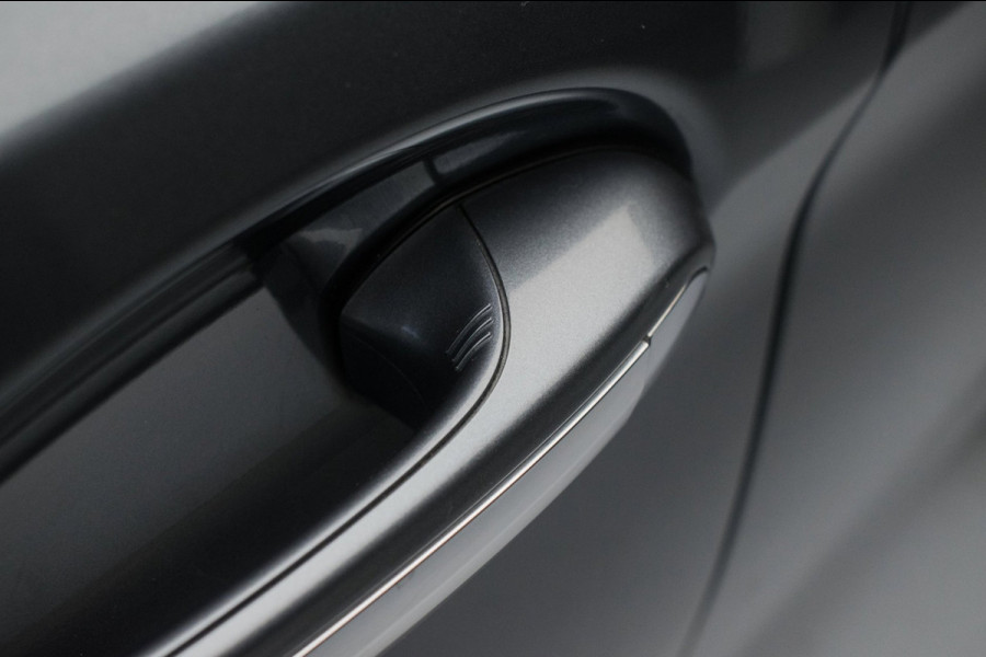 BMW 5 Serie Touring 520i High Executive Luxury Line NL-auto [ Adaptive Cruise Panoramadak Harman/Kardon El. Trekhaak 360 Camera ]