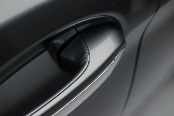 BMW 5 Serie Touring 520i High Executive Luxury Line NL-auto [ Adaptive Cruise Panoramadak Harman/Kardon El. Trekhaak 360 Camera ]