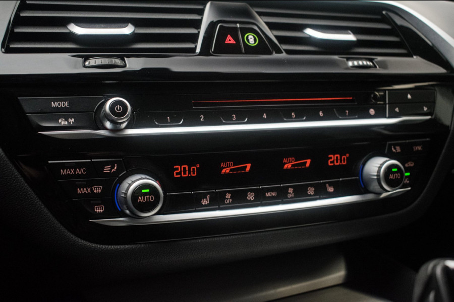 BMW 5 Serie Touring 520i High Executive Luxury Line NL-auto [ Adaptive Cruise Panoramadak Harman/Kardon El. Trekhaak 360 Camera ]