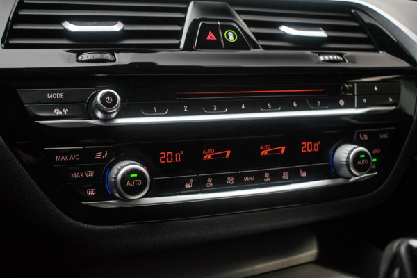 BMW 5 Serie Touring 520i High Executive Luxury Line NL-auto [ Adaptive Cruise Panoramadak Harman/Kardon El. Trekhaak 360 Camera ]