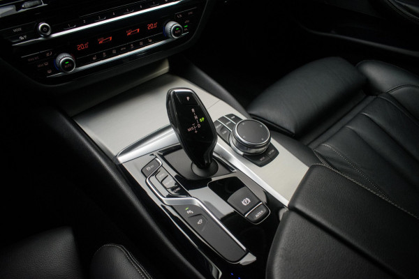 BMW 5 Serie Touring 520i High Executive Luxury Line NL-auto [ Adaptive Cruise Panoramadak Harman/Kardon El. Trekhaak 360 Camera ]