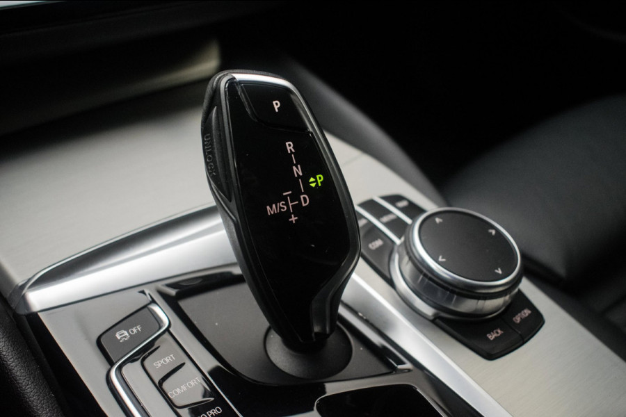 BMW 5 Serie Touring 520i High Executive Luxury Line NL-auto [ Adaptive Cruise Panoramadak Harman/Kardon El. Trekhaak 360 Camera ]