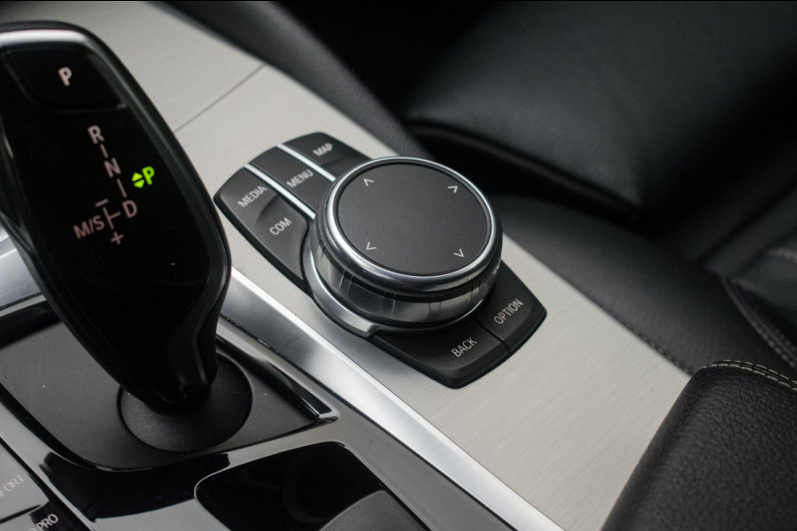 BMW 5 Serie Touring 520i High Executive Luxury Line NL-auto [ Adaptive Cruise Panoramadak Harman/Kardon El. Trekhaak 360 Camera ]