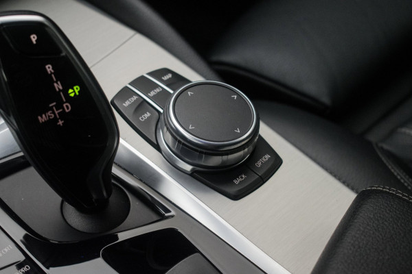 BMW 5 Serie Touring 520i High Executive Luxury Line NL-auto [ Adaptive Cruise Panoramadak Harman/Kardon El. Trekhaak 360 Camera ]