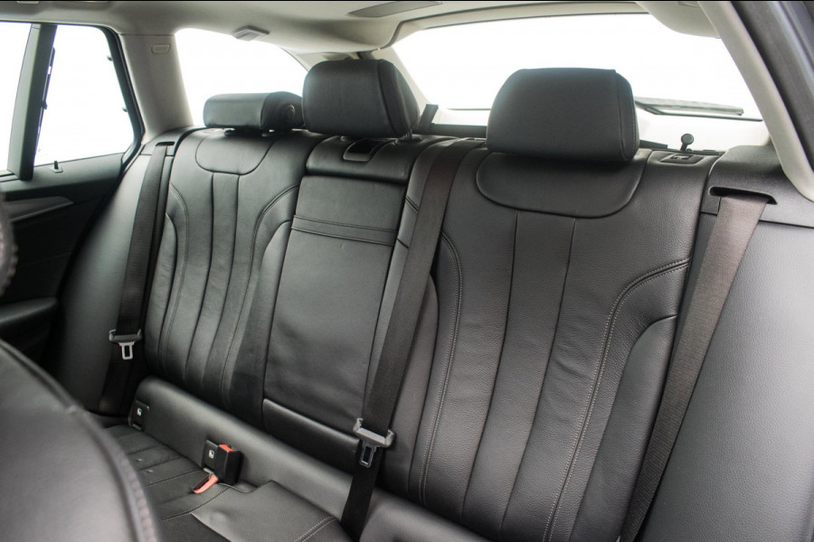 BMW 5 Serie Touring 520i High Executive Luxury Line NL-auto [ Adaptive Cruise Panoramadak Harman/Kardon El. Trekhaak 360 Camera ]