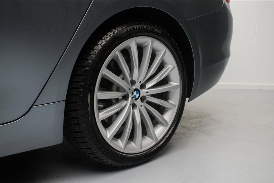 BMW 5 Serie Touring 520i High Executive Luxury Line NL-auto [ Adaptive Cruise Panoramadak Harman/Kardon El. Trekhaak 360 Camera ]