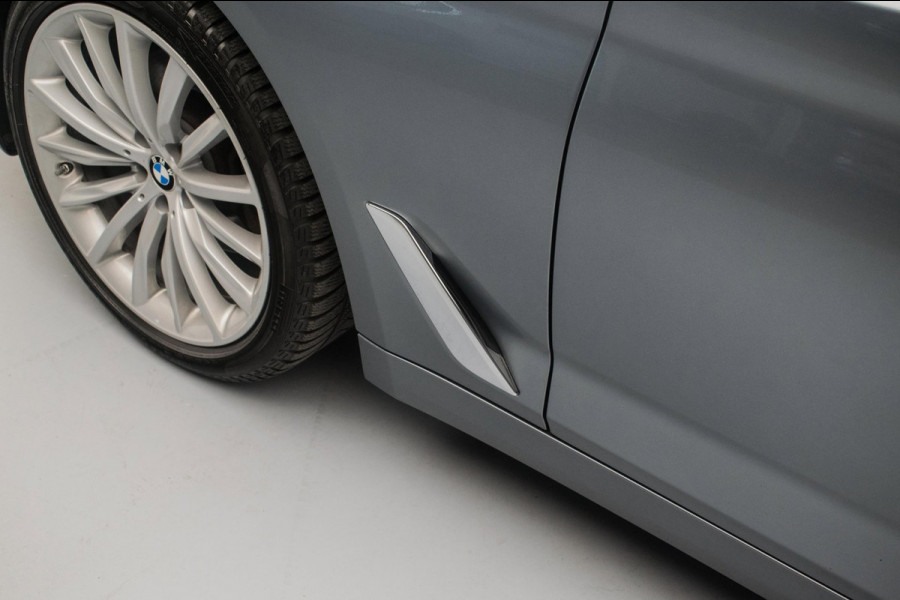 BMW 5 Serie Touring 520i High Executive Luxury Line NL-auto [ Adaptive Cruise Panoramadak Harman/Kardon El. Trekhaak 360 Camera ]