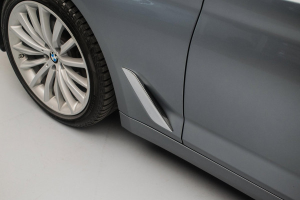 BMW 5 Serie Touring 520i High Executive Luxury Line NL-auto [ Adaptive Cruise Panoramadak Harman/Kardon El. Trekhaak 360 Camera ]