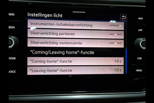 Volkswagen T-Roc 1.5 TSI Sport 2X R-LINE PANO/V-COCKPIT/LED/CAM/ADAPT-CRUISE/DAB/CARPLAY///