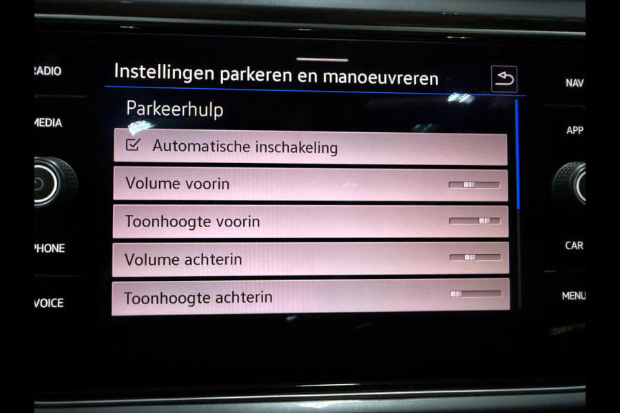 Volkswagen T-Roc 1.5 TSI Sport 2X R-LINE PANO/V-COCKPIT/LED/CAM/ADAPT-CRUISE/DAB/CARPLAY///