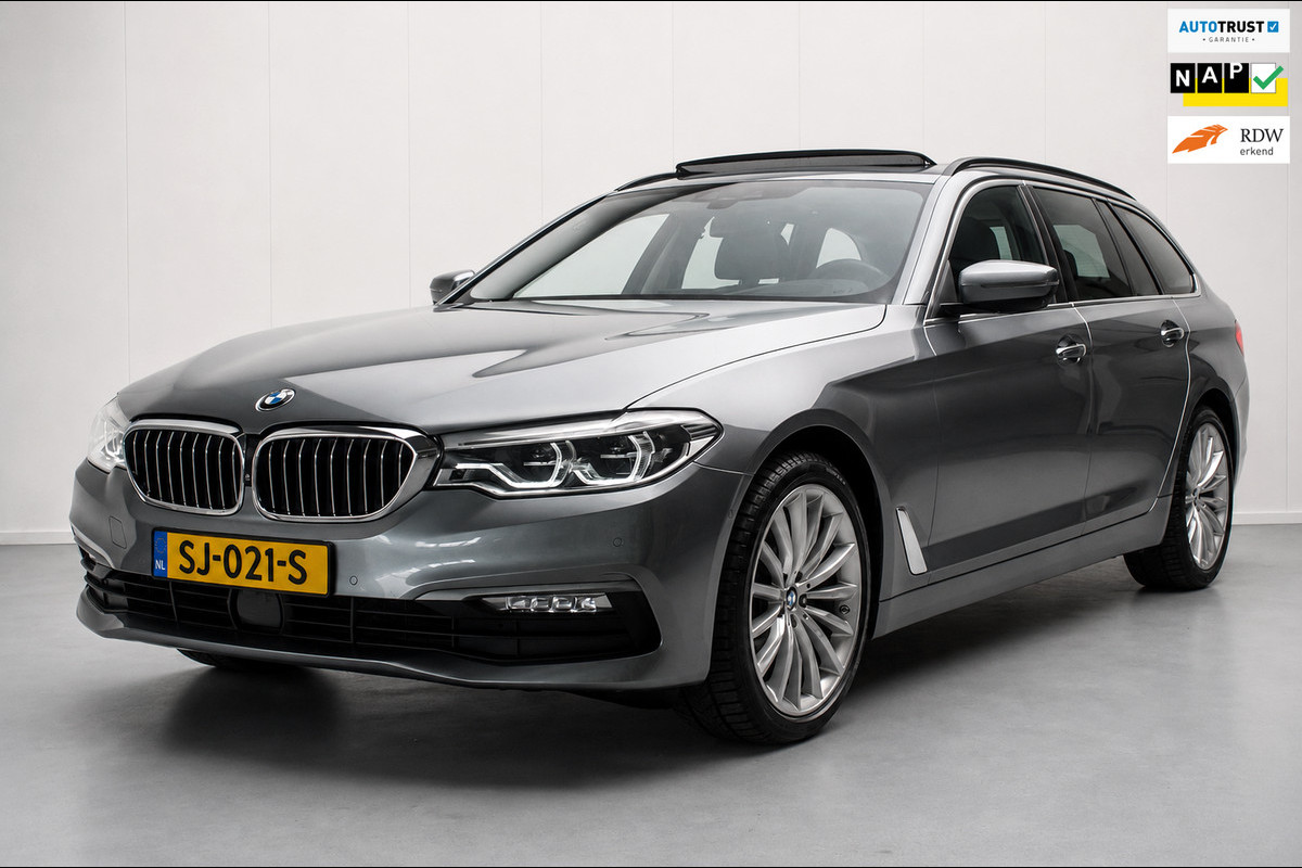 BMW 5 Serie Touring 520i High Executive Luxury Line NL-auto [ Adaptive Cruise Panoramadak Harman/Kardon El. Trekhaak 360 Camera ]