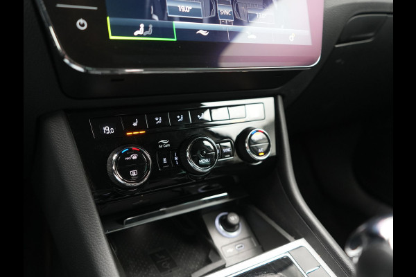 Škoda Superb Combi 1.4 TSI iV Business Edition PHEV 218pk Dealer O.H. | Adaptive Cruise | Camera | Stoelen Verwarmd | Apple Carplay | Navigatie | Crystal LED | DAB | Plug In Hybrid |