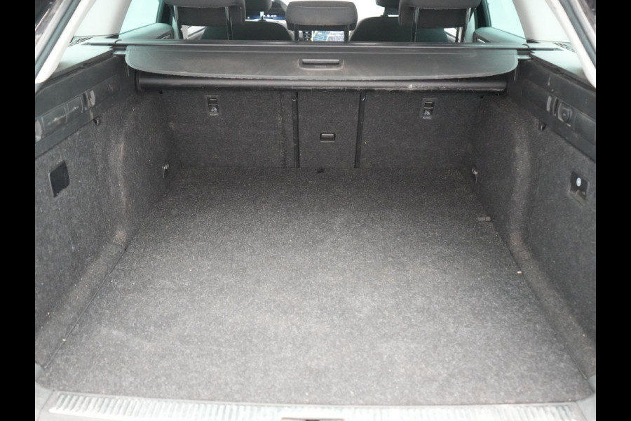 Škoda Superb Combi 1.4 TSI iV Business Edition PHEV 218pk Dealer O.H. | Adaptive Cruise | Camera | Stoelen Verwarmd | Apple Carplay | Navigatie | Crystal LED | DAB | Plug In Hybrid |
