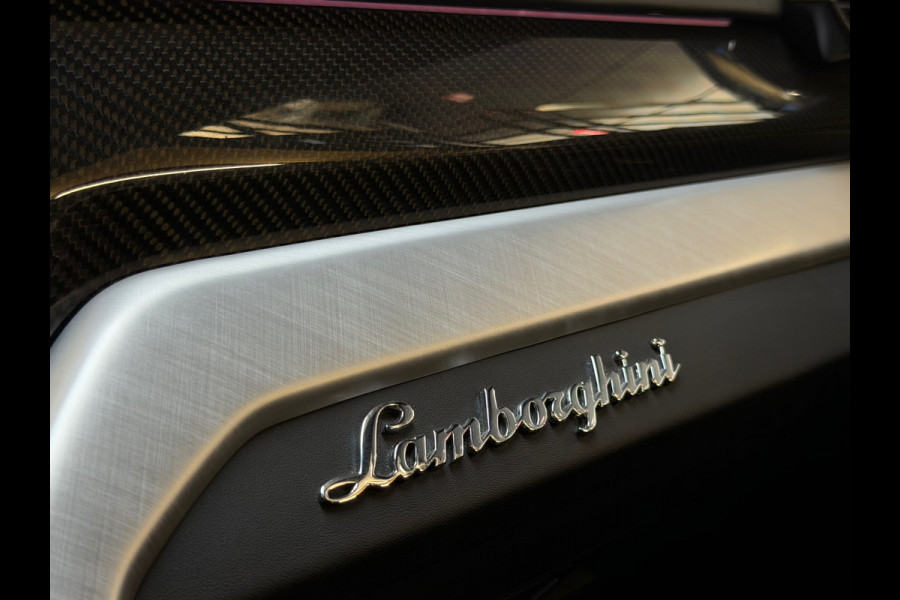 Lamborghini Urus 4.0 V8 |PANO|AKRAPOVIC|B&O|MASSAGE|CERAMIC|HuD|CARBON|SOFTCLOSE|360 CAMERA|GARANTIE 03/2027|23 INCH|650PK|BOMVOL!