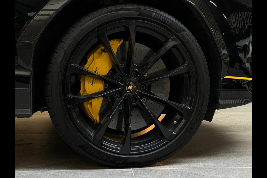Lamborghini Urus 4.0 V8 |PANO|AKRAPOVIC|B&O|MASSAGE|CERAMIC|HuD|CARBON|SOFTCLOSE|360 CAMERA|GARANTIE 03/2027|23 INCH|650PK|BOMVOL!