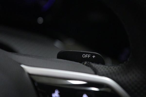 Volkswagen Golf 1.5 eTSI R-Line PANO/CAM/CARPLAY/KEYLES/IQ/ACC/VOL