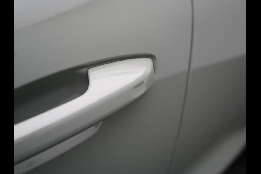 Volvo XC40 Recharge Ultimate 70 kWh 232pk Dealer O.H | Trekhaak Af Fabriek | Panodak | Adaptive Cruise | 360 Camera | Sportstoelen Memory & Verwarmd | Harman / Kardon | Keyless | Blis | Google Assistent | Stuur Verwarmd | Apple Carplay | DAB |
