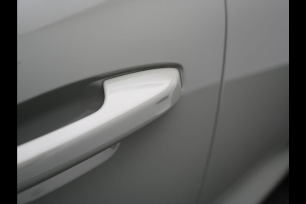Volvo XC40 Recharge Ultimate 70 kWh 232pk Dealer O.H | Trekhaak Af Fabriek | Panodak | Adaptive Cruise | 360 Camera | Sportstoelen Memory & Verwarmd | Harman / Kardon | Keyless | Blis | Google Assistent | Stuur Verwarmd | Apple Carplay | DAB |