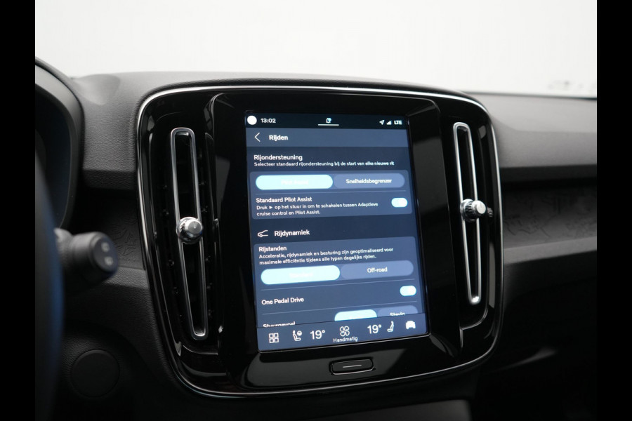 Volvo XC40 Recharge Ultimate 70 kWh 232pk Dealer O.H | Trekhaak Af Fabriek | Panodak | Adaptive Cruise | 360 Camera | Sportstoelen Memory & Verwarmd | Harman / Kardon | Keyless | Blis | Google Assistent | Stuur Verwarmd | Apple Carplay | DAB |